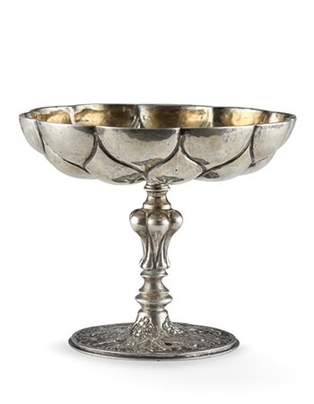 Coppa in argento con interno vermeil, fusto tornito, base circolare decorata a