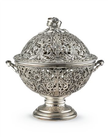 Coppa biansata in argento con coperchio, incisa e traforata con decoro floreale