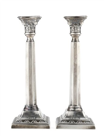 Coppia di candelieri a colonna in argento con capitello corinzio su montante sf