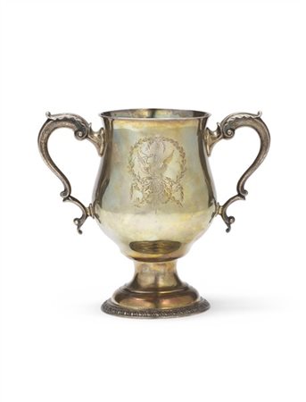 Coppa trofeo biansata in argento inciso con motto iscritto "VERITAS VINCIT" e m