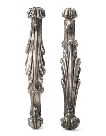 Coppia di maniglie in argento decorate a volute fogliate, con ganci di fissaggi