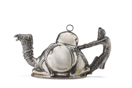 Teiera in argento sbalzato a forma di cammello con ansa a figura orientale con