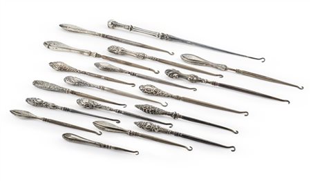 Collezione di diciotto tiralacci con manici sagomati in argento e lamina d'arge