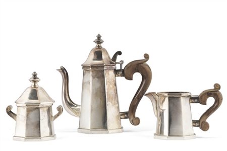 Servizio da caffè in argento composto da caffettiera, lattiera e zuccheriera a