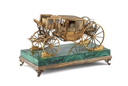 Carrozza in argento dorato su base in malachite poggiante su piedini a ricciolo