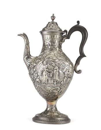 Teiera in argento riccamente incisa e sbalzata ad aquile, rami fioriti e scena