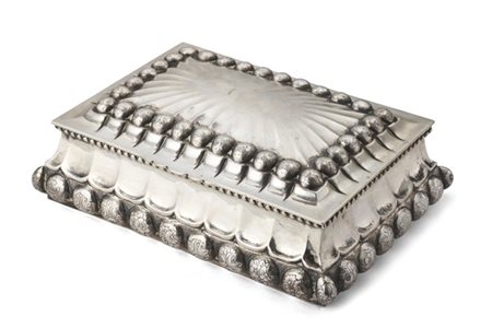Luigi Genazzi. Scatola in argento decorata a perlinature e a semisfere incise a