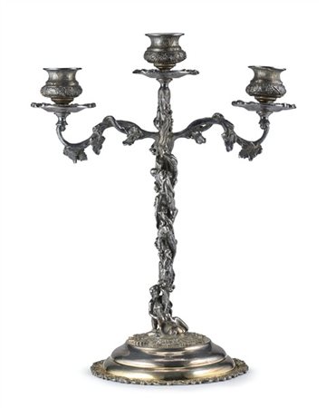 Candelabro a tre fiamme in argento inciso con due figure abbracciate ad un fust