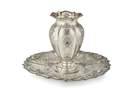 Vaso portafiori con alzata a profilo mistilineo in argento inciso e sbalzato co