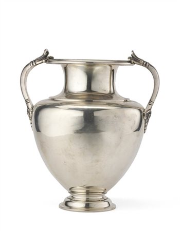 Vaso biansato in argento a corpo liscio, anse a volute fogliate traforate all'a