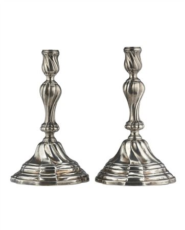 Coppia di candelieri in argento con fusto a torchon, base a profilo mistilineo.