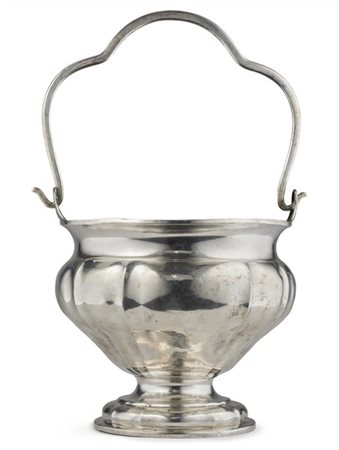 Secchiello per benedizione in argento a corpo costolato, ansa di forma mossa. S