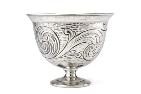Eros e Luigi Genazzi. Coppa in argento martellato e decorato a volute fogliate.