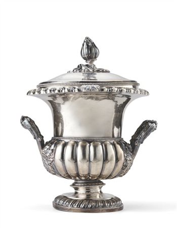 Zuccheriera biansata in argento a corpo costolato, presa del coperchio a boccio