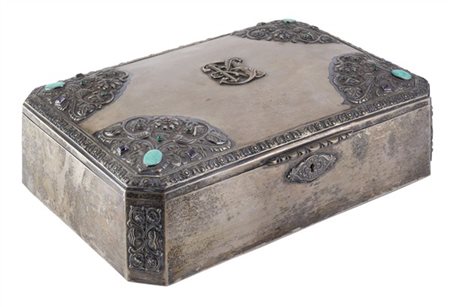 Scatola portagioie in argento inciso e sbalzato con decori a volute fogliate e