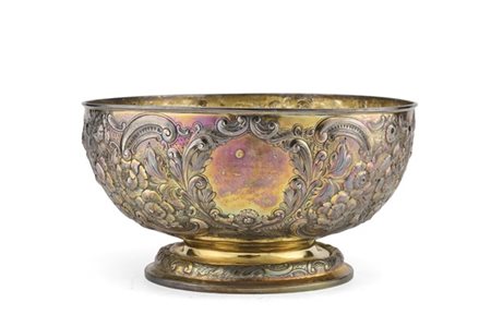 Grande bowl in vermeil inciso e sbalzato a fiori, foglie e volute intervallate