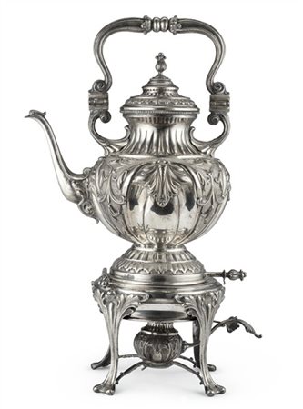 Samovar di forma bombata in argento inciso e sbalzato, riccamente decorato a ba