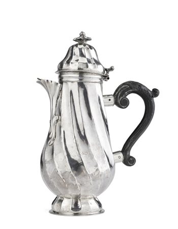 Caffettiera in argento a corpo a decoro torchon, coperchio con presa a fiore a