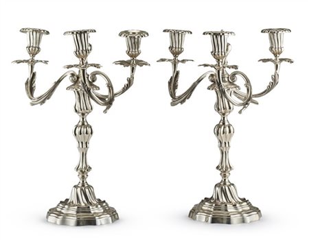 Coppia di candelabri a tre fiamme in argento con fusto tornito e scanalato con
