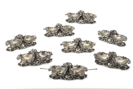 Gruppo di otto saliere a doppio contenitore in argento a foglie ripiegate con r
