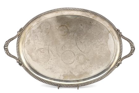Vassoio ovale biansato in argento a corpo liscio con profilo cordonato, anse de