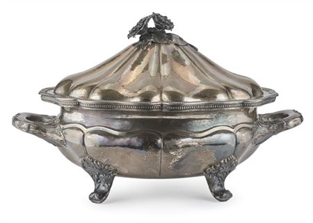 Zuppiera biansata con coperchio in argento con presa in forma di fiori e foglie