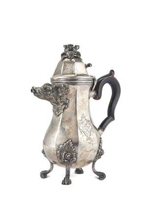 Caffettiera in argento piriforme centrata da stemma della famiglia Doria, piedi