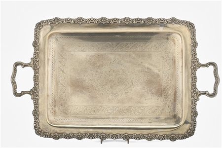 Vassoio rettangolare biansato in argento decorato nella falda a elementi vegeta