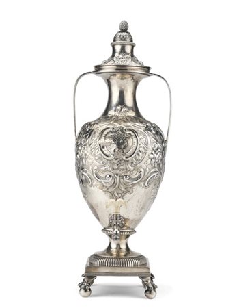 Samovar in argento riccamente inciso e sbalzato, con decoro a cartigli e volute