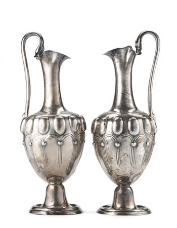 Coppia di versatoi in argento decorati a baccellature ed elementi stilizzati po