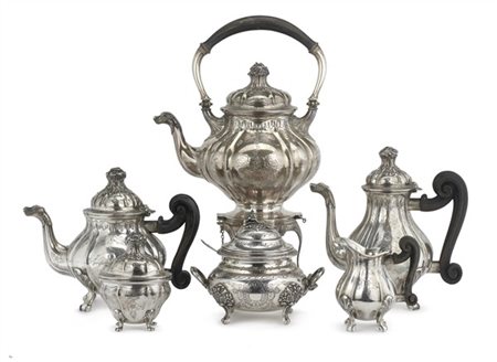 Servizio da tè e caffè in argento sbalzato con corpo costolato e prese rocaille