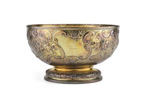 Grande bowl in vermeil inciso e sbalzato a fiori, foglie e volute intervallate