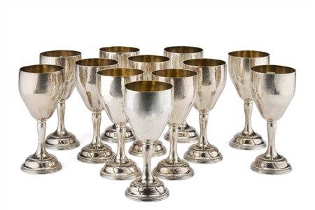 Mario Buccellati Gruppo di dodici calici in argento a corpo martellato con inter