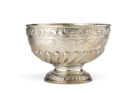 Grande bowl in argento con fascia superiore sbalzata e cesellata a volute fogli
