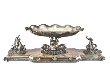 Luigi Genazzi. 
Grande centrotavola in argento poggiante su base sagomata in al