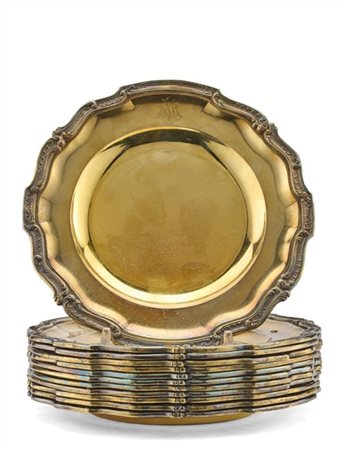 Gruppo di dodici piattini in vermeil a profilo mistilineo decorati a motivo sti