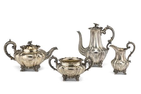Servizio da tè e caffè in argento inciso con decoro a volute fogliate e cartigl