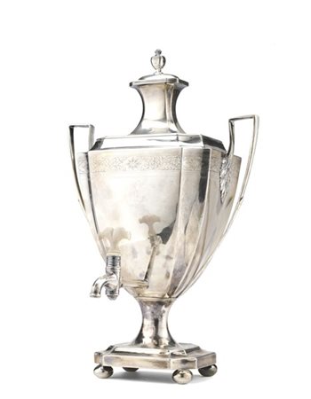 Samovar biansato in argento con corpo inciso a fasce vegetali, anse sagomate co