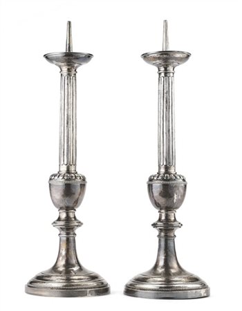 Coppia di torciere in argento con fusto a colonna scanalato su base circolare g