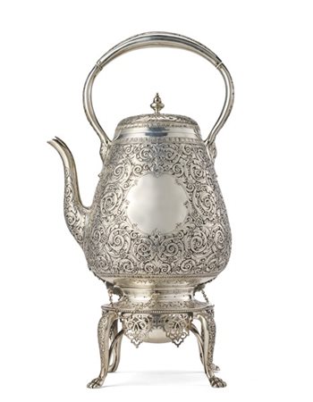 Grande samovar in argento riccamente inciso e traforato con decoro a volute fog