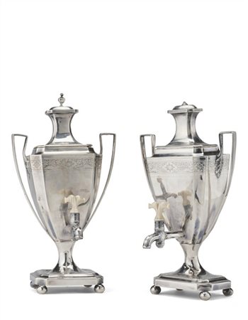 Coppia di samovar in argento con corpo inciso a fasce vegetali, anse sagomate c
