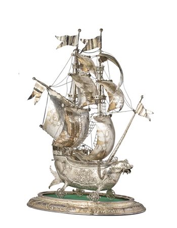 Portabottiglie in forma di galeone in argento inciso e sbalzato su base ovale c