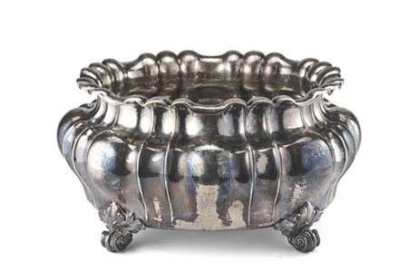 Mario Buccellati Grande vaso centrotavola in argento a corpo e bordura sagomata.