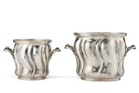 Due rinfrescatoi biansati in argento a corpo costolato, anse decorate a motivi