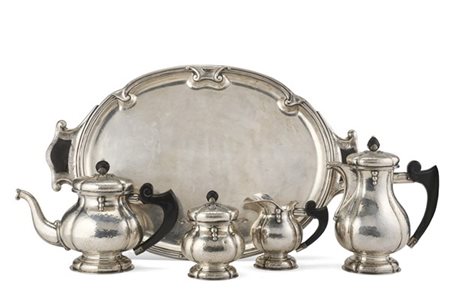 Servizio da tè e caffè in argento martellato e decorato a motivi stilizzati com