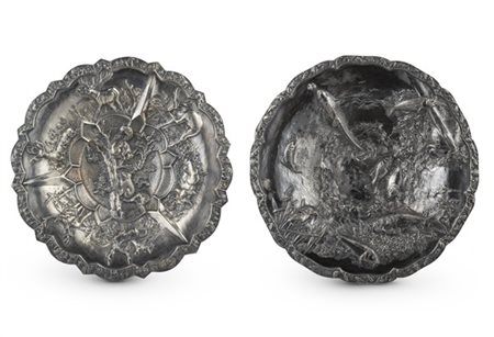 Due vasche in argento fuso e cesellato a profilo mistilineo con piedini, decora