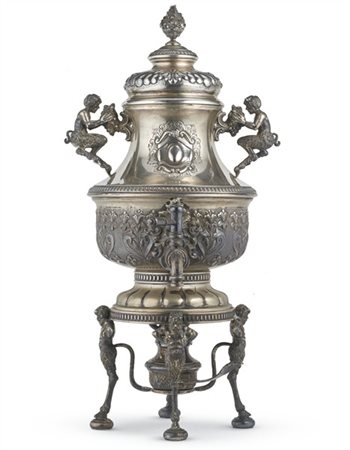 Samovar in argento sbalzato e inciso, anse in forma di centauri, coperchio con