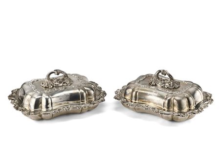 Coppia di legumiere in argento con bordure decorate a volute fogliate e valve d