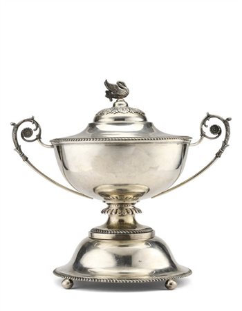 Grande zuppiera biansata in argento a corpo liscio con anse sagomate decorate a