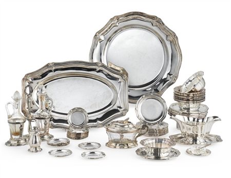 Servizio da tavola in argento a corpo liscio con bordure mistilinee decorate a